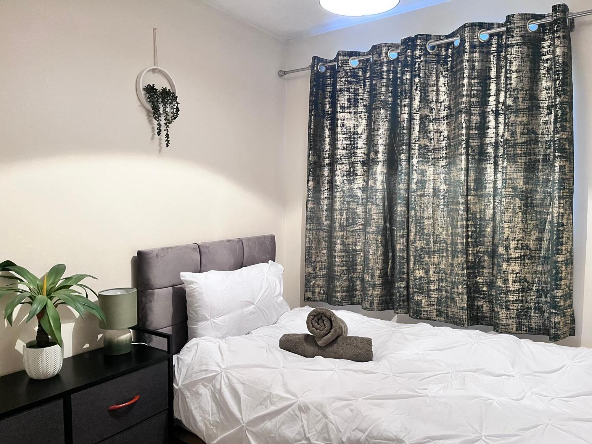 Lush House Close To Ashford Town Centre With Driveway Ngoại thất bức ảnh