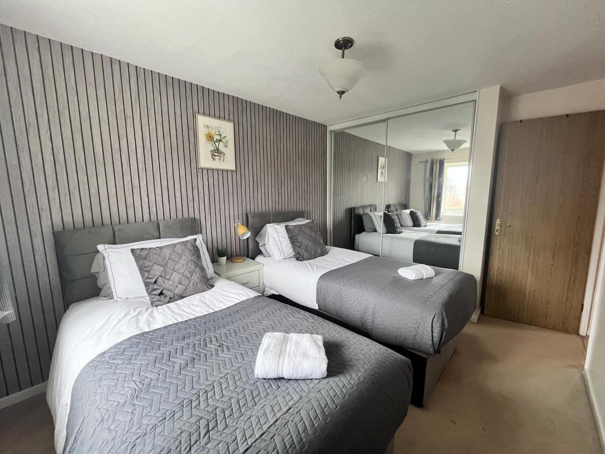 Lush House Close To Ashford Town Centre With Driveway Ngoại thất bức ảnh